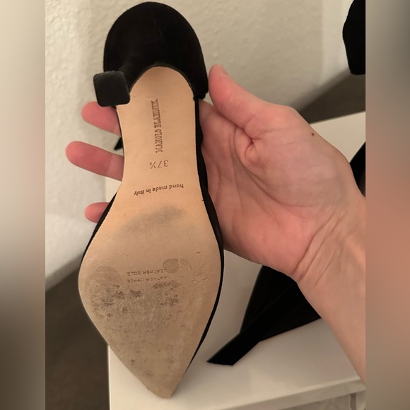 MANOLO BLAHNIK Condition like new. Suede high back heel w/ velvet bow detail. - Picture 5 of 6